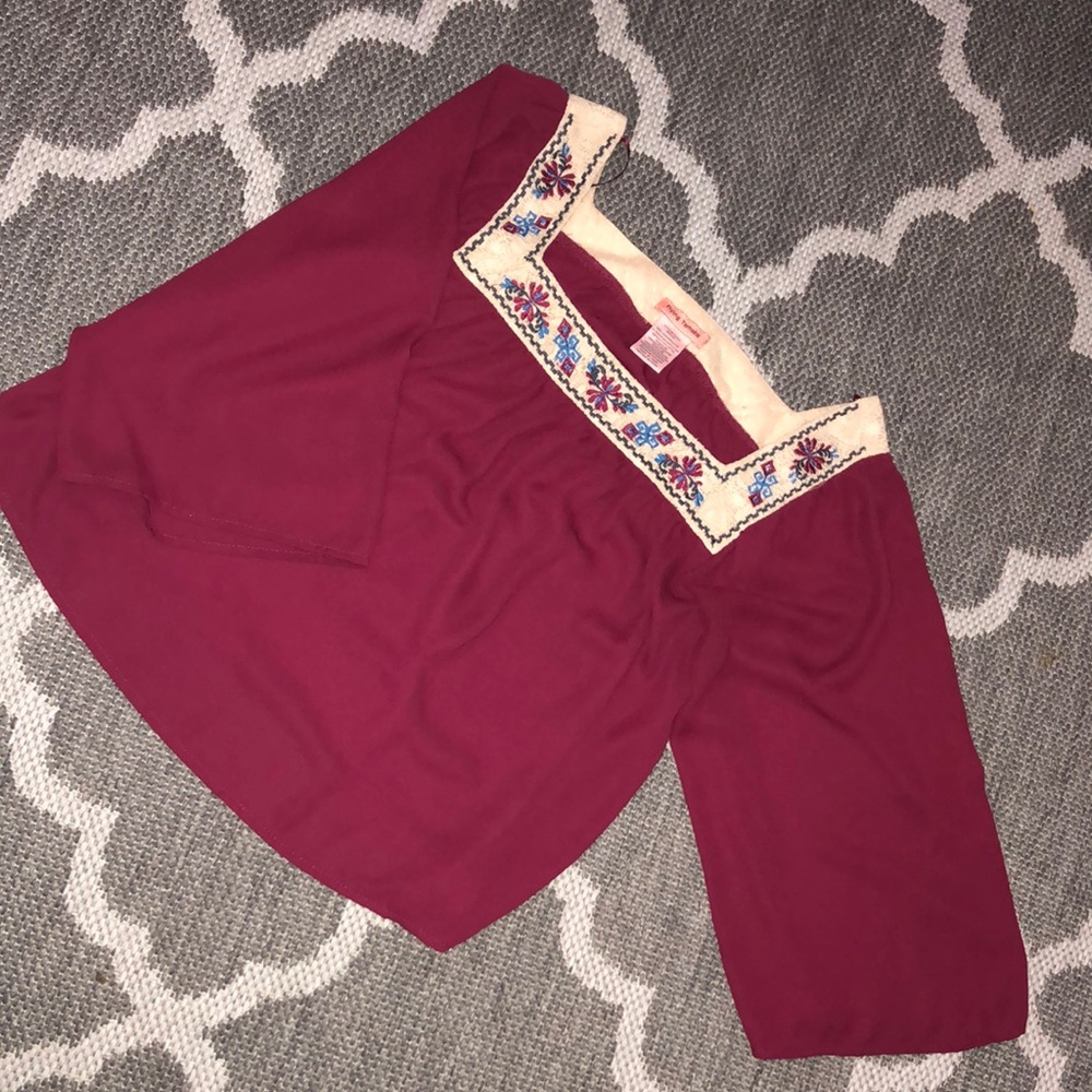 Long sleeve with embroidery around the top